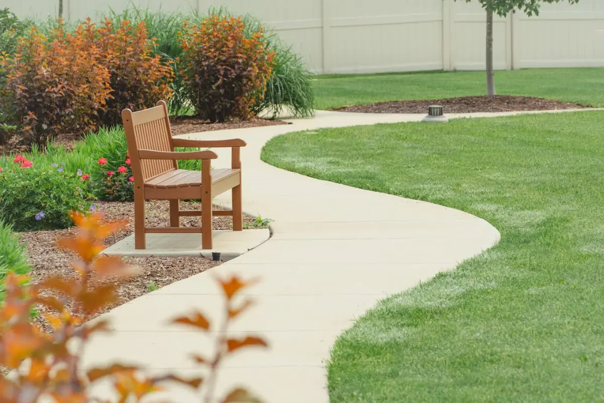 https://www.jaybirdseniorliving7.biz/wp-content/uploads/2024/07/Courtyard-2-1.webp