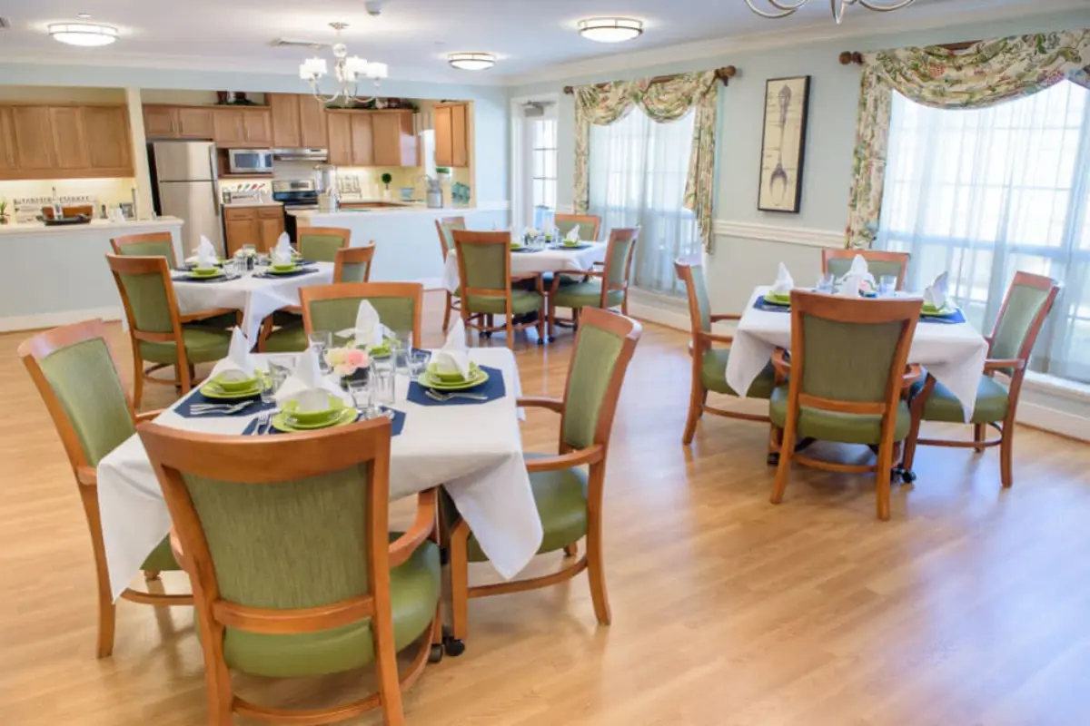 https://www.jaybirdseniorliving7.biz/wp-content/uploads/2024/07/Dining-Room-2.webp
