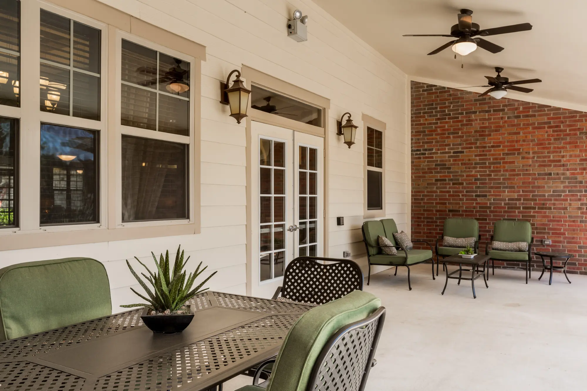 https://www.jaybirdseniorliving7.biz/wp-content/uploads/2024/09/Patio-2000.webp